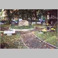 90-1073 Gedenkstaette zur Erinnerung an Flucht und Vertreibung auf dem Friedhof in Esens in Ostfriesland im Oktober 2003.JPG